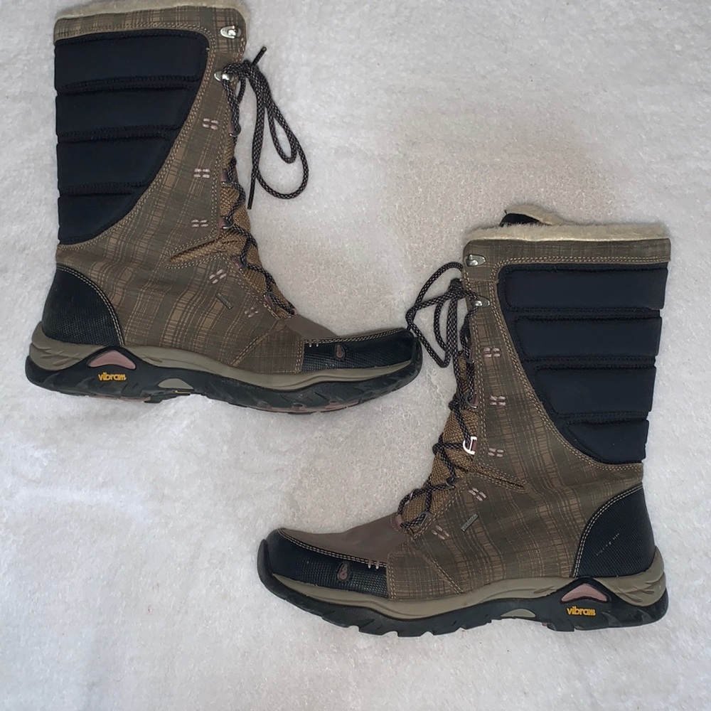 AHNU vibrant snow boots